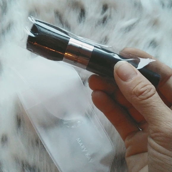 MK Mineral Foundation Brush - Picture 2 of 4